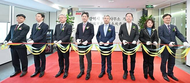 10일 중국 쓰촨성 청두에서 열린 ‘대구시 청두사무소’ 개소식에서 양국 내빈들이 테이프 커팅식을 하고 있다. 대구시 제공