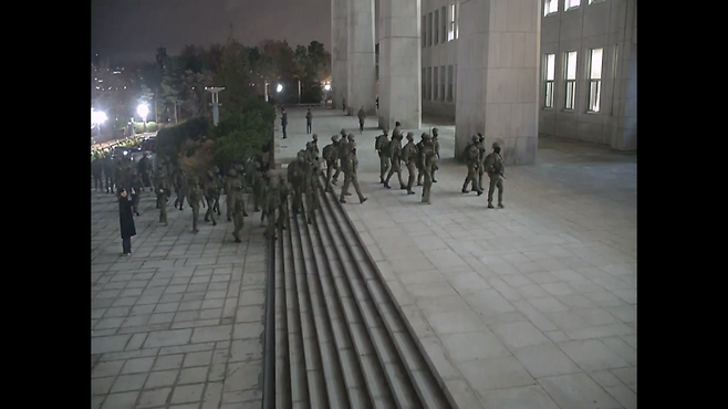 지난해 12월3일 밤 계엄령 선포 후 국회의사당에 진입한 계엄군의 작전 상황을 담은 CCTV 영상. 국회사무처가 지난해 12월5일 공개했다. ⓒ국회사무처 제공