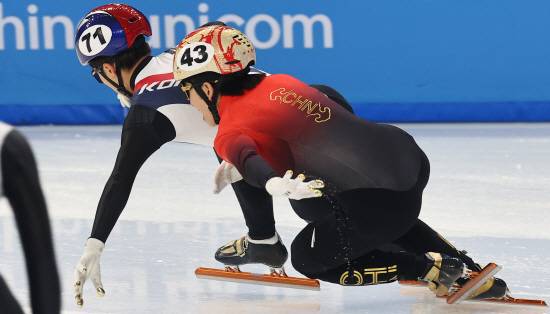 중국 쇼트트랙 스피드 스케이팅 대표팀의 쑨롱은 지난 9일 2025 하얼빈 아시안게임 쇼트트랙 남자 5000m 계주 결승전이 끝난 후 대한민국을 맹비난해 논란을 일으켰다. 이날 중국 대표팀은 레이스 막판 린샤오쥔(한국명 임효준)이 한국의 박지원과 충돌했고 이로 인해 동메달을 받았다. 한국은 페널티를 받아 실격 처리됐다. 이후 쑨룽은 공개적으로 한국이 더럽다며 맹비난했고 중국 언론도 한국의 악의적인 반칙으로 인해 금메달을 놓쳤다며 비난에 동참했다. 연합뉴스