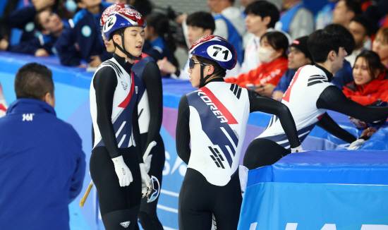 중국 쇼트트랙 스피드 스케이팅 대표팀의 쑨롱은 지난 9일 2025 하얼빈 아시안게임 쇼트트랙 남자 5000m 계주 결승전이 끝난 후 대한민국을 맹비난해 논란을 일으켰다. 이날 중국 대표팀은 레이스 막판 린샤오쥔(한국명 임효준)이 한국의 박지원과 충돌했고 이로 인해 동메달을 받았다. 한국은 페널티를 받아 실격 처리됐다. 이후 쑨룽은 공개적으로 한국이 더럽다며 맹비난했고 중국 언론도 한국의 악의적인 반칙으로 인해 금메달을 놓쳤다며 비난에 동참했다. 연합뉴스