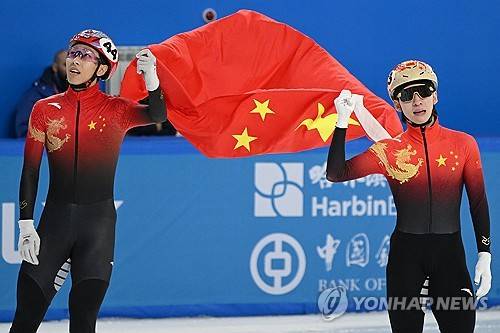 중국 쇼트트랙 스피드 스케이팅 대표팀의 쑨롱은 지난 9일 2025 하얼빈 아시안게임 쇼트트랙 남자 5000m 계주 결승전이 끝난 후 대한민국을 맹비난해 논란을 일으켰다. 이날 중국 대표팀은 레이스 막판 린샤오쥔(한국명 임효준)이 한국의 박지원과 충돌했고 이로 인해 동메달을 받았다. 한국은 페널티를 받아 실격 처리됐다. 이후 쑨룽은 공개적으로 한국이 더럽다며 맹비난했고 중국 언론도 한국의 악의적인 반칙으로 인해 금메달을 놓쳤다며 비난에 동참했다. 연합뉴스