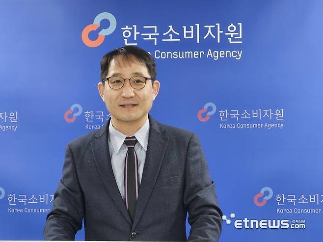 서정남 한국소비자원 스마트제품시험국 전기가전팀장이 11일 한국소비자원 서울지원에서 열린 브리핑에서 일체형 세탁건조기 성능평가 결과를 설명하고 있다. (사진=배옥진)