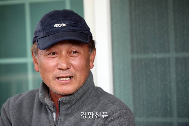 콩과 메밀을 재배하는 조영재 전국농민회총연맹 제주도연뱅 부의장이 지난해 12월6일 서귀포시 안덕면 자택에서 경향신문과 인터뷰를 하고 있다. 권도현 기자