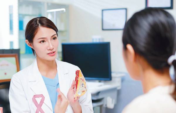 유방암 상담 장면. 유전자 변이가 특히 많은 유방암의 맞춤형 치료 활성화를 위해 차세대 염기서열 분석(NGS) 검사에 대한 건강보험 선별급여 지원이 확대돼야 한다는 목소리가 높다. 게티이미지뱅크