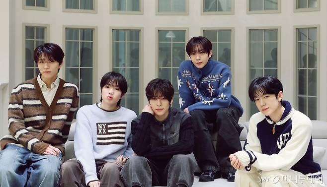 NCT 위시가 서울 성동구 SM엔터테인먼트 사옥에서 진행된 '제 9회 아시아 아티스트 어워즈'(The 9th Asia Artist Awards, 이하 'AAA 2024')' 수상 인터뷰에 앞서 포즈를 취하고 있다. NCT 위시는 지난해 12월 태국 방콕 임팩트 챌린저홀에서 열린 'AAA 2024'에서 'AAA 포텐셜' 상을 수상했다. 엔시티 위시는 지난 2023년 7월 방송한 서바이벌 프로그램 '엔시티 유니버스 : 라스타트(NCT Universe : LASTART)'로 결성돼 2024년 2월 데뷔했다. 이들은 데뷔곡 '위시(WISH)'를 시작으로 '송버드(Songbird)', '스테디(Steady)' 등 타이틀곡으로 활동했다. /사진=스타뉴스 김창현 chmt@