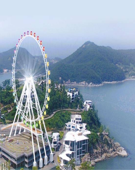 여수시 돌산도에 자리한 예술랜드리조트 대관람차.