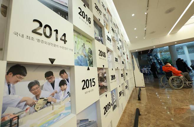 서울 고대구로병원 본관 헤리티지 홀 외벽에 병원 연혁과 함께 지난 2014년 보건복지부로부터 국내 최초로 지정된 중증외상 전문의 수련센터 개소 내용이 새겨져 있다. 출처 연합뉴스