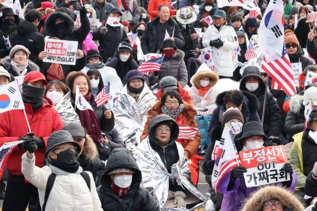 ▲13일 오전 서울 용산구 한남동 대통령 관저 인근에서 보수단체가 주최한 탄핵 반대 집회가 열리고 있다. ⓒ연합뉴스