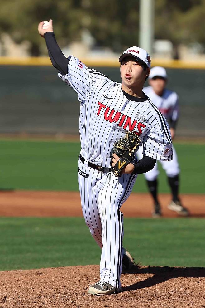 ▲ LG 트윈스 신인 추세현은 경기상고에서 \'투타겸업 선수\'였다. 3루수로 뛰다 9회에는 마무리투수로 마운드에 올라 경기를 끝냈다. ⓒ LG 트윈스