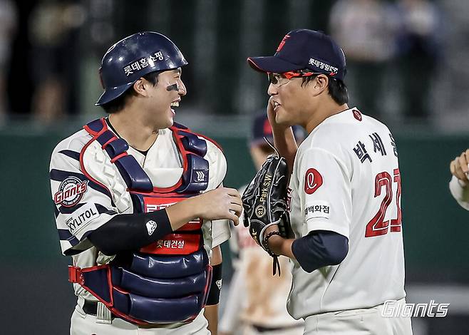▲ 롯데 자이언츠 포수 손성빈(왼쪽)과 박세웅 ⓒ 롯데 자이언츠