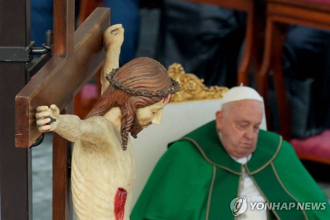 지쳐보이는 교황 (바티칸 로이터=연합뉴스) 프란치스코 교황이 9일(현지시간) 바티칸 성 베드로 광장에서 미사를 집전하고 있다. 2025.02.09 photo@yna.co.kr