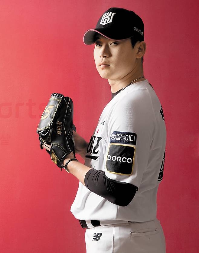 KT 마무리 투수 박영현이 수원 KT 위즈파크에서 투구 동작을 취하고 있다. 박영현은 특유의 무표정으로 “KT는 강팀”이라고 강조했다. /고운호 기자