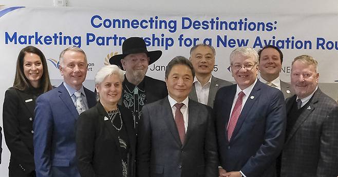 이학재 인천국제공항공사 사장(앞줄 왼쪽에서 두 번째)이 지난달 14일 미국에서 열린 ‘인천∼올랜도 신규 노선 개설을 위한 마케팅 파트너십 협약 체결식’에서 올랜도공항 관계자들과 기념 촬영을 하고 있다. 인천공항공사 제공