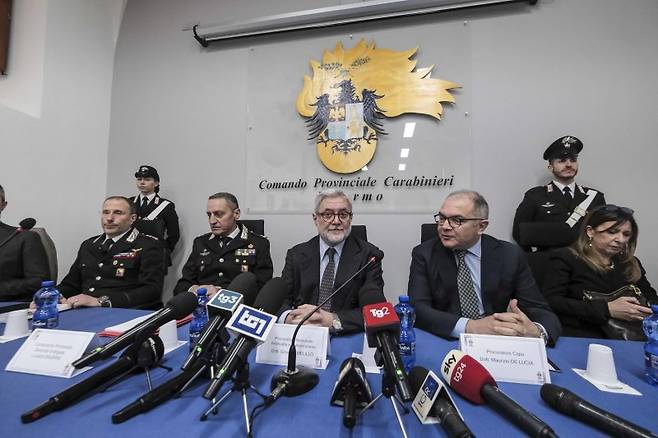 이탈리아 검찰이 11일(현지시간) 남부 시칠리아 팔레르모에서 기자회견을 하고 있다. 이탈리아 경찰은 이날 밤 시칠리아 코사노스트라 마피아 조직원 163명을 체포했다. EPA 연합