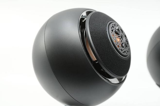 스피커 유닛이 약 45도 정도 누워 있다. 귀로 소리를 바로 전달하려는 의도가 반영된 설계다 / 출처=IT동아