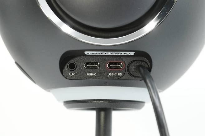 기기 전원 입력과 외부 장치 연결에 필요한 단자가 우측 스피커 후면에 배치됐다 / 출처=IT동아