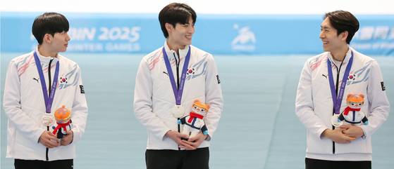 새로운 전설이 된 이승훈, 후배들 보며 방긋 (하얼빈=연합뉴스) 박동주 기자 = 11일 중국 하얼빈 헤이룽장 빙상훈련센터 스피드스케이팅 오벌에서 열린 하얼빈 동계아시안게임 스피드스케이팅 남자 팀 추월 시상식에서 이승훈(오른쪽)이 밝게 웃으며 정재원(왼쪽), 박상언을 바라보고 있다. 이승훈은 이날 메달로 9번째 동계AG 메달을 획득하며 김동성(8개)을 제치고 한국 선수 역대 동계AG 최다 메달리스트에 등극했다. 2025.2.11 pdj6635@yna.co.kr (끝) 〈저작권자(c) 연합뉴스, 무단 전재-재배포, AI 학습 및 활용 금지〉