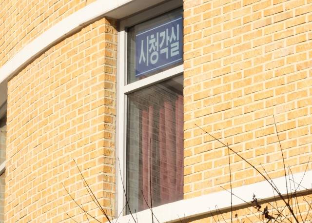 11일 오전, 초등생 1학년 여아가 살해당한 대전 서구 한 초등학교 2층 시청각실에 커튼이 처져 있다. 지난 10일 오후 5시 50분께 이 학교에서 초등학교 1학년생인 A(8)양이 흉기에 찔려 심정지 상태로 발견됐으나 숨졌다. 경찰은 현장에서는 다친 채 발견된 교사 B(40대)씨가 A양을 찌른 뒤 자해한 것으로 보고 자세한 사건 경위를 조사하고 있다. 연합뉴스