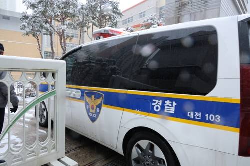 초등학교로 들어가는 형사기동대 차량 초등학교로 들어가는 형사기동대 차량 (대전=연합뉴스) 강수환 기자 = 대전 초등학생 김하늘 양 피살사건이 발생한 대전 서구의 한 초등학교에 경찰 형사기동대 차량이 들어서고 있다. 이날 오전 학교에 합동분향소가 마련되면서 경찰은 학교 내외부 질서와 안전을 위해 순찰을 강화하기로 했다. 2025.2.12 swan@yna.co.kr (끝) <저작권자(c) 연합뉴스, 무단 전재-재배포, AI 학습 및 활용 금지>