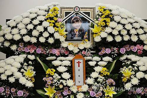 별이 된 8살 하늘이 (대전=연합뉴스) 강수환 기자 = 11일 대전 서구 한 장례식장에 대전 초등학교 살인사건 피해자인 김하늘(8)양의 빈소가 마련돼 있다.