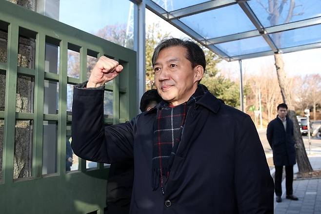 자녀 입시 비리와 청와대 감찰 무마 혐의로 대법원으로부터 징역 2년 실형을 확정 받은 조국혁신당 조국 전 대표가 지난해 12월16일 오전 경기도 의왕시 서울구치소로 수감되기 전 지지자들에게 인사하고 있다. 뉴스1