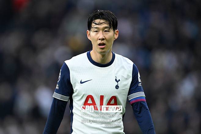 ▲ 다시 사우디아라비아 이적설이 수면 위로 떠올랐다. 토트넘 입장에서는 반가울 지도 모른다. 토트넘은 최근 손흥민과 1년 계약 연장을 체결했다. 계약 연장 직전, 손흥민의 계약은 올여름에 끝날 예정이었다. 이에 토트넘은 손흥민을 1시즌 더 붙잡아두기로 결정했다. 손흥민이 자유계약(FA)으로 팀을 떠나는 것을 원치 않았다.