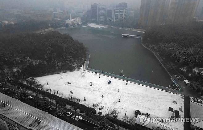 눈 내린 창원 용지호수공원 (창원=연합뉴스) 김동민 기자 = 경남지역 일부 시군에 대설주의보가 발효된 12일 오전 경남 창원시 성산구 용지호수공원 운동장에 눈이 쌓여있다.
창원지역은 오전 8시 20분 기준 눈이 그치고 비가 내리기 시작했다. 2025.2.12 image@yna.co.kr