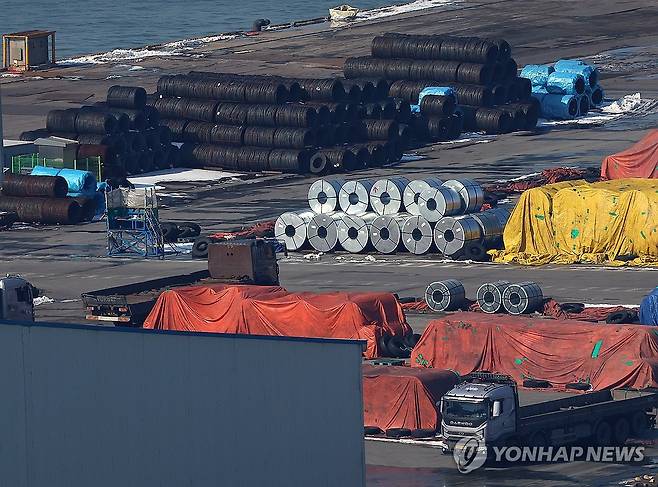 트럼프 '철강·알루미늄 25% 관세', 한국도 영향권 (평택=연합뉴스) 김도훈 기자 = 도널드 트럼프 미국 대통령이 미국으로 수입되는 모든 철강 및 알루미늄 제품에 관세 25% 부과를 공식 발표한 11일 경기도 평택항에 철강 제품이 쌓여 있다.
한국은 2018년 트럼프 1기 때 협상을 통해 대미 철강 수출 제품 263만t 물량에 대해 무(無)관세를 적용받아왔다. 하지만 미정부가 관세를 단순화해 예외나 면제 없이 25%를 일괄 적용하겠다고 밝힘에 따라 그동안 수출량 제한 조건으로 면제받던 한국산 철강 제품도 25% 관세가 적용될 것으로 보인다. 2025.2.11 superdoo82@yna.co.kr