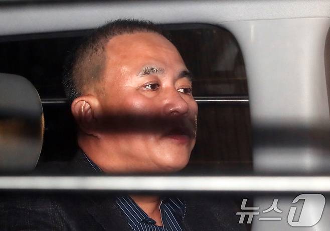 윤석열 대통령 부부 공천 개입 의혹의 핵심 인물인 명태균 씨가 2024년 11월 14일 오후 공천을 대가로 정치자금을 주고받은 혐의(정치자금법 위반)로 경남 창원시 성산구 창원지방법원에서 열린 구속 전 피의자 심문(영장실질심사)을 마친 후 대기 장소인 창원교도소로 가기 위해 호송차에 탑승하고 있다. 2024.11.14/뉴스1 ⓒ News1 윤일지 기자