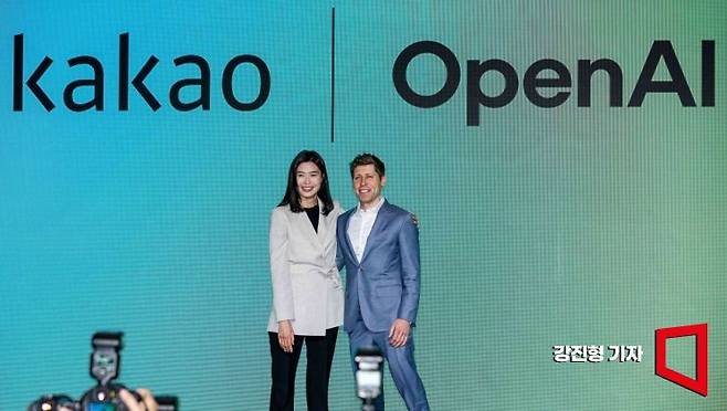 정신아 카카오 대표(왼쪽)와 오픈AI 창업자인 샘 올트먼 최고경영자(CEO)가 지난 4일 서울 중구 플라자호텔에서 열린 '카카오 미디어데이'에 참석해 사진촬영을 하고 있다. 강진형 기자