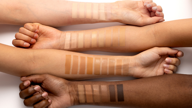 한국 화장품 브랜드 '티르티르'는 SNS 사용자들의 요구를 파악해 15가지 다양한 색상의 파운데이션을 출시했다