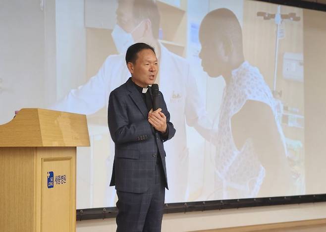 지난 11일 인천세종병원 비전홀에서 열린 ‘2025 세종 아카데미’에서 황창연 신부가 세종병원 임직원을 대상으로 강연하고 있다. 세종병원 제공