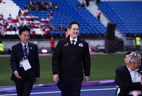 이재용 삼성전자 회장이 지난해 9월 15일 프랑스 리옹 소재 그루파마스타디움에서 열린 국제기능올림픽 폐회식에 참석해 국가대표 선수단을 격려하기 위해 이동하고 있다. 뉴스1