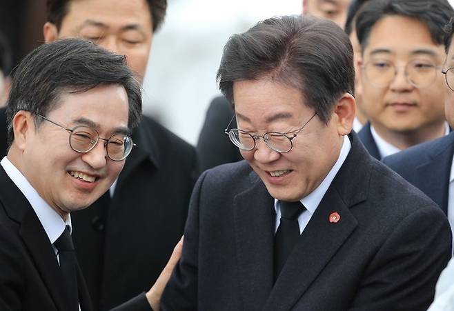 김동연 경기도지사(왼쪽)와 이재명 더불어민주당 대표가 지난해 4월3일 오전 제주 4·3 평화공원에서 열린 제76주년 제주 4·3 희생자 추념식에서 인사하고 있다. 뉴시스