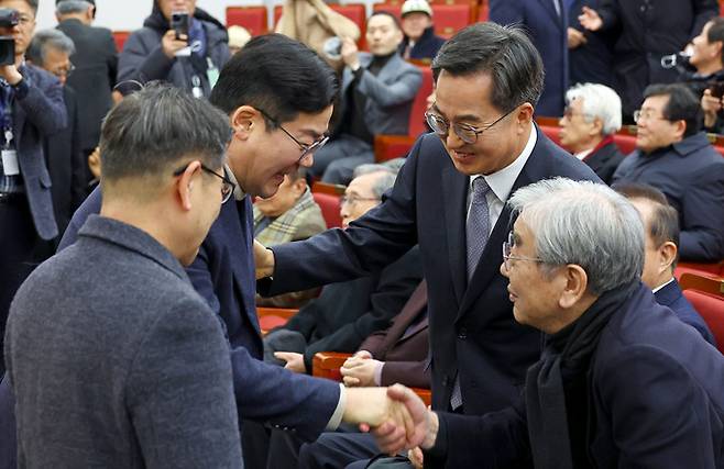 지난 7일 서울 국회 도서관에서 열린 도서 「풍운의 정치인 김상현을 읽다」 출판기념회에서 김동연 경기도지사와 더불어민주당 박찬대 원내대표가 인사를 나누고 있다. 연합뉴스