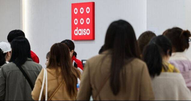 다이소 뷰티 매장을 찾는 소비자들이 늘고 있다. 뉴시스