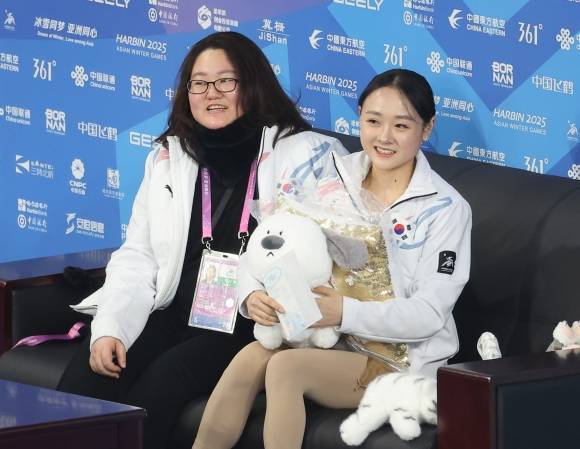 김채연의 무대 그 후 행복한 미소 - 피겨 김채연이 13일 중국 하얼빈 헤이룽장 빙상훈련센터 다목적홀에서 열린 하얼빈 동계아시안게임 피겨 여자 싱글 프리 스케이팅에서 연기를 마치고 미소짓고 있다. 2025.2.13 연합뉴스