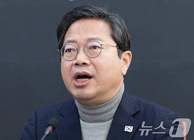 김승원 국회 법제사법위원회 더불어민주당 간사가 4일 오전 서울 여의도 국회에서 열린 운영위원회·법제사법위원회·행정안전위원회 합동 비상연석회의에서 발언을 하고 있다. 2025.1.4/뉴스1 ⓒ News1 이재명 기자