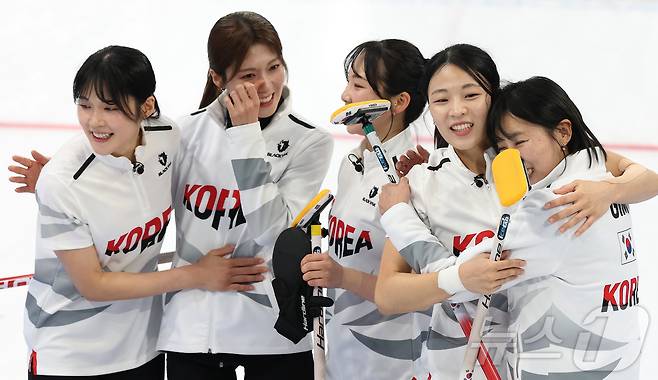 14일 중국 헤이룽장성 하얼빈시 핑팡컬링아레나에서 열린 하얼빈 동계아시안게임 여자 컬링 결승전 한국과 중국의 경기에서 7대2로 승리하며 금메달을 따낸 대표팀 선수들이 기뻐하고 있다. 왼쪽부터 설예은, 설예지, 김수지, 김민지, 김은지.2025.2.14/뉴스1 ⓒ News1 이승배 기자