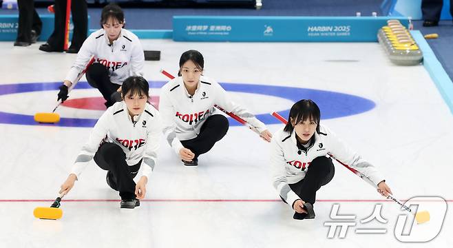 14일 중국 헤이룽장성 하얼빈시 핑팡컬링아레나에서 열린 하얼빈 동계아시안게임 여자 컬링 결승전 한국과 중국의 경기에서 대표팀이 빙상 위를 투구 자세로 이동하고 있다. 2025.2.14/뉴스1 ⓒ News1 이승배 기자