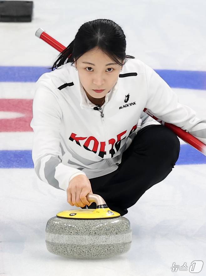 14일 중국 헤이룽장성 하얼빈시 핑팡컬링아레나에서 열린 하얼빈 동계아시안게임 여자 컬링 결승전 한국과 중국의 경기에서 김민지가 투구하고 있다. 2025.2.14/뉴스1 ⓒ News1 이승배 기자