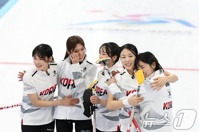 14일 중국 헤이룽장성 하얼빈시 핑팡컬링아레나에서 열린 하얼빈 동계아시안게임 여자 컬링 결승전 한국과 중국의 경기에서 7대2로 승리하며 금메달을 따낸 대표팀 선수들이 기뻐하고 있다. 왼쪽부터 설예은, 설예지, 김수지, 김민지, 김은지.2025.2.14/뉴스1 ⓒ News1 이승배 기자