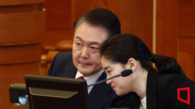 윤석열 대통령이 13일 서울 종로구 헌법재판소에서 열린 '윤석열 대통령 탄핵심판 8차 변론'에 출석해 변호인과 대화하고 있다. 2025.2.13 사진공동취재단