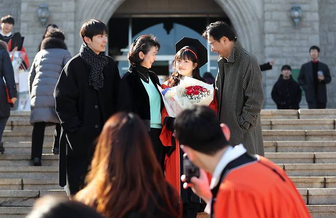 지난 13일 오전 서울 중구 동국대학교에서 열린 2025년 봄 학위수여식에서 졸업생 오채연씨와 그의 가족이 기념촬영을 하고 있다. 이날 학교는 학위수여 대상자가 학사 1934명, 석사 787명, 박사 156명 등 총 2877명이라고 밝혔다. /박성원 기자