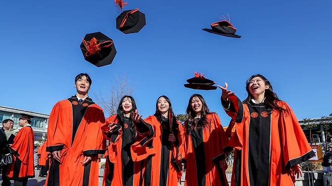 지난 13일 오전 동국대학교 졸업생들이 학사모를 던지며 졸업사진을 촬영하고 있다. /박성원 기자