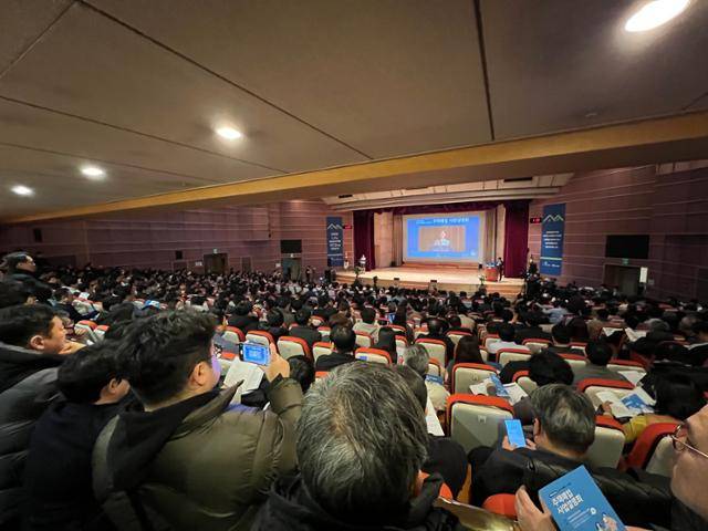 건설업계 관계자들이 13일 경기 성남시 한국토지주택공사(LH) 경기남부지역본부에서 신축매입약정 사업 설명을 듣고 있다. 김민호 기자