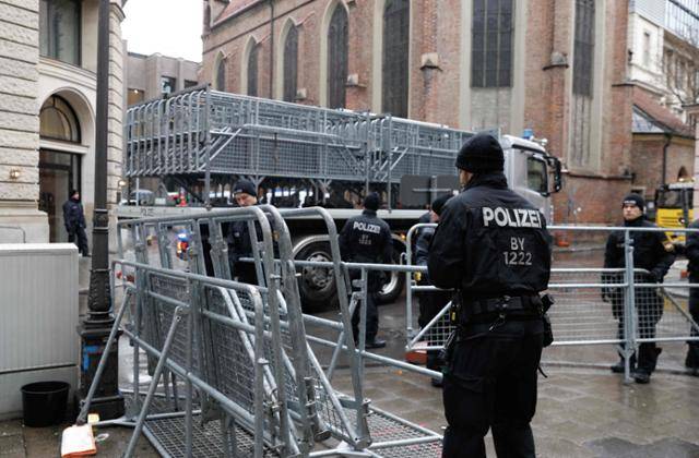 세계 최대 안보 회의인 뮌헨안보회의 개막을 하루 앞둔 13일 회의 장소인 독일 뮌헨의 바이어리셔호프 호텔 인근에 철제 울타리 등이 설치되고 있다. 뮌헨=AFP 연합뉴스