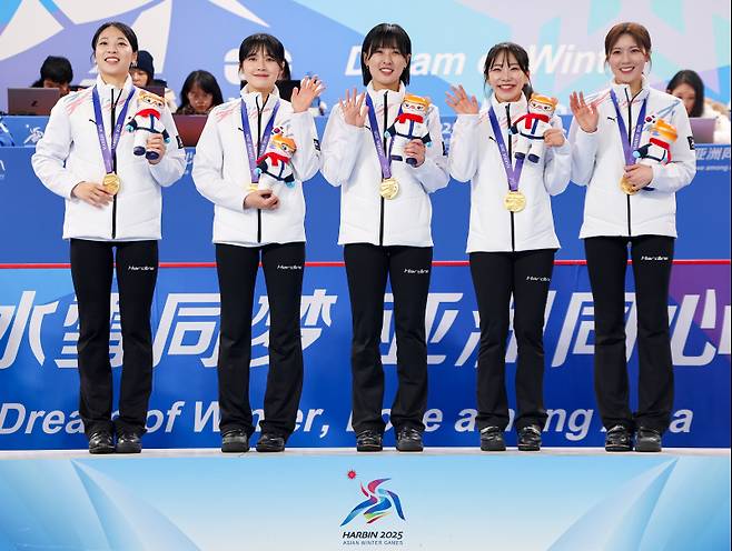 <yonhap photo-4906=""> 하얼빈에서 아시아 정상에 오른 팀'5G' (하얼빈=연합뉴스) 서대연 기자 = 14일 중국 하얼빈 핑팡 컬링 아레나에서 열린 하얼빈 동계아시안게임 여자 컬링 시상식에서 금메달을 획득한 대표팀 김민지(왼쪽부터), 설예은, 김은지, 김수지, 설예지가 금메달을 목에 걸고 손을 흔들고 있다. 2025.2.14 dwise@yna.co.kr/2025-02-14 16:27:22/ <저작권자 ⓒ 1980-2025 ㈜연합뉴스. 무단 전재 재배포 금지, AI 학습 및 활용 금지></yonhap>