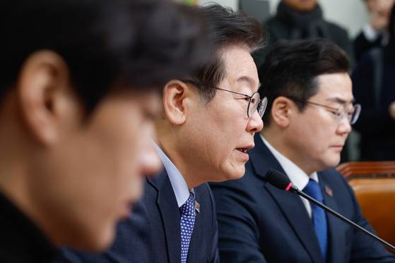 이재명 더불어민주당 대표가 14일 오전 서울 여의도 국회에서 열린 최고위원회의에 참석해 모두 발언하고 있다. 뉴스1