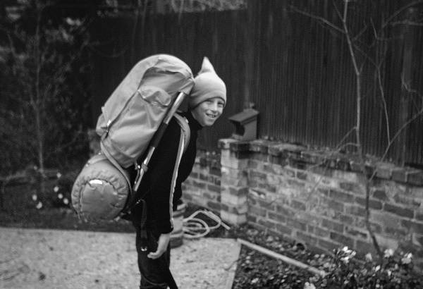 빌 게이츠의 첫 번째 회고록 ‘소스 코드’는 그의 유년 시절과 청소년기, 창업 초기의 이야기를 들려준다. 중고교 과정의 사립학교 레이크사이드스쿨 재학 시절 하이킹에 나선 게이츠. ⓒLakeside School Archives